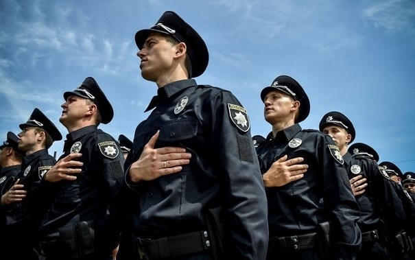 чи можна носити нашивку поліція